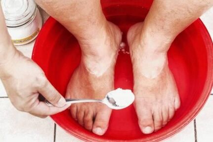 Behandlung des Pilzes am Daumen des Beins